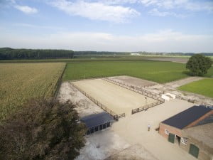 Sprundel paardenbak met hekwerk Drone